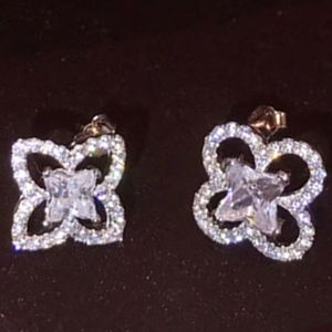 Gösterişli elmas kulaklıklar dört yapraklı yonca kolye cazibesi moda kadın tasarım diamante klas küpe takı lüks kulak saplama
