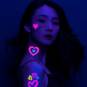 Новое флуоресцентное сердце граффити для лица тату