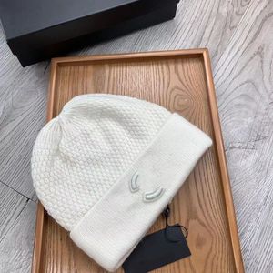 Hediye Şapkaları Örme Şapka Koruma Tasarımcıları Açık Kış Soğuk Beanie Mektubu Peluş Yumuşak Yüksek Kaliteli Fashi