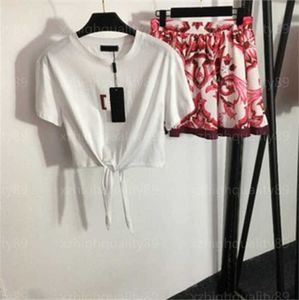 Yaz Yeni Etek Takım Kadın Tshirt İki Parçalı Set Mektup Baskılı Kravat Knot Belli Kısa Kollu T-Shirt Yüksek Bel İnce Etekler Serin Konfor Tasarımcı Kadın Giyim 55