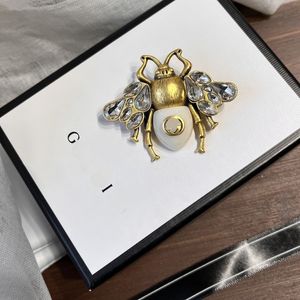 Marca Bee Logo Diamante Broche Designer Broche De Noivado Amor Presentes De Ouro 18 K Pins Jóias De Aço Inoxidável de Alta Qualidade Não Desbota