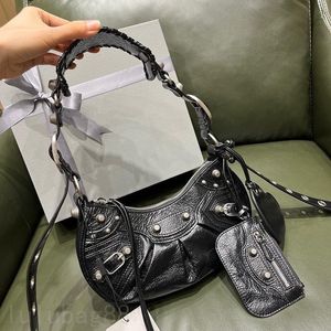 Lady Crossbody Designer Bags Кожаная сумка для плеча мужчина Le Cagole уникальный город дизайн города Bolso с крышкой на молнии роскошные сумочки красивые C23