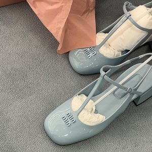 Sapatos de vestido sandálias femininas verão moda temperamento patente couro mary jane sapatos femininos boca rasa sapatos únicos de salto alto 230729