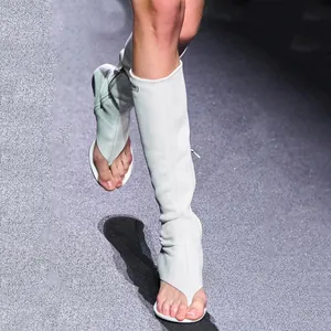 2023 Tasarımcı İlkbahar Yaz Moda Kadınlar Diz Kadın Kovboy Bot Üzerinde Düşük Topuk Tanga Açık Ayak Parmağı Tasarımı Streç Napatin Diz Botları Flip Flops