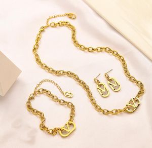 Klasik Tasarımcı Marka Mektup Mücevher Setleri Kolye Kolye 18K Altın Kaplama Bileklik Küpe Kolye üst düzey kazak zinciri Paslanmaz Çelik Partisi Takı Hediyesi