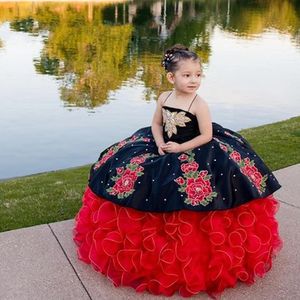 Meksika Nakış Çiçek Çiçek Kız Elbiseler Charro Balo Gown Organza Katmanları Ruffles Zemin Uzunluğu Siyah ve Kırmızı aplikler Düğün Partisi Pageant Elbise Bebek