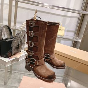 Tasarımcı Botlar Bottes Yüksek Metal Kemer Toka Kare Kafa Süvari Botları Ashigo Aynı Stil Kadınlar İçin Batı Kovboy Boots Martin Boots Orta Topuk Moda Kısa Botlar