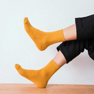 Erkek Çoraplar İlkbahar ve Yaz Basit pamuklu düz renkli dikey çizgili orta tüp