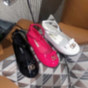 23SS Kids Sandals Kidss Tasarımcı Ayakkabı Bebek İlkbahar Yaz Yeni Kız Deri Ayakkabı Beyaz Prenses Ayakkabı Siyah Ayakkabı Yay Yüksek Kaliteli Çocuk Giysileri
