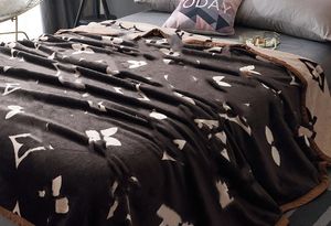 Оптовая продажа, композитное бархатное одеяло из молочного волокна, одеяла для четырех сезонов, одиночные бытовые европейские цветочные бархатные одеяла из двойного кораллового флиса, кусочки