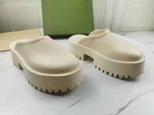 Sandália com estampa de logotipo de borracha slip-on sapatos verão praia chinelo 35-44 CC412