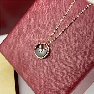 Amulet De Tasarımcı Kolye Kadınlar İçin Aşk Kolyeleri Mücevher Kadın 18K Yükselen Altın Beyaz Kabuk Erkek Zinciri Kalp Kolye Tasarımcı Mücevherat Ücretsiz Nakliye