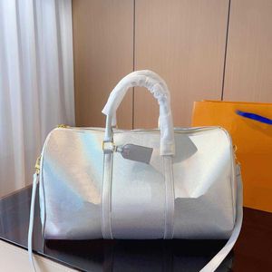 Bagaj Duffle Bag Tasarımcı Seyahat Çantası Hafta Sonu Duffles Çantalar Kadın Tasarımcıları Çanta Klasik Klasik Büyük Kapasite Gümüş Renk Bagajı 45cm 231015