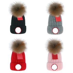 Erkekler Moda Tasarımcı Bobble Hats Erkek ve Kadın Spor Beanie Kış Termal Örgü Şapkalar Mektup Jakard Unisex Sıcak Kafatalar Örgü Pom Pom Gorras Sıcak Tut