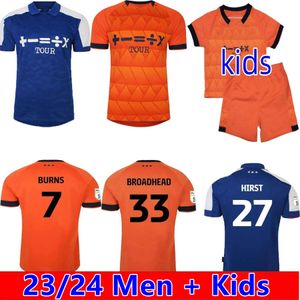 2023 2024 Ipswich Town Futbol Formaları Burns Hirst #27 Burns #7 Broadhead #33 Luongo #25 Balo 12 Chaplin #10 23 24 Erkek Çocuklar Futbol Forması Gömlek Kiti Kiti