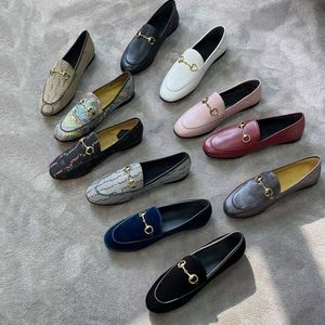 Elbise ayakkabıları erkek kadın somunları% 100 gerçek deri katlanabilir ayakkabı erkek kadın ayakkabı boyutu 34-46 erkek baskılı metal yuvarlak ayak parmağı loafers katırları lüks at bitiği tasarımcısı sss