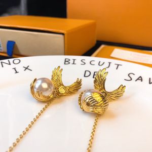 Tasarımcılar Louiseits Viutonits Fashion Pearl Gold Wings Circle Logo Angel Stud Küpeler Şık Küpeler Basit Mizaç Takı Hediyesi