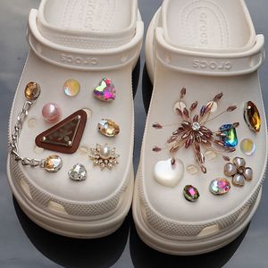 Ayakkabı Parçaları Aksesuarlar Diy Takı Ayakkabı Zincirleri Tasarımcı Kız Hediye İnci Decarasyonu Metal Kelebek Perçin Aksesuarları Tahminler için Croc 230403