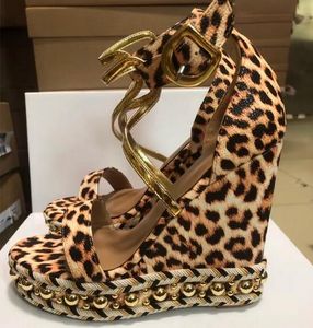 Eğim Topuk Sandal Kırmızı Alt Kama Ayakkabı Açık Ayak Parmağı Seksi Leopar Baskı Yüksek Topuklu Dermal At Saç Kadın Çapraz Kayış Metal Perçinleri 13cm Süper Yüksek Topuk Kırmızı Sole Ayakkabıları 42