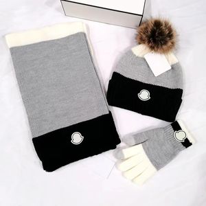 Tasarımcı Beanie + Eşarp + Eldiven Mektup Erkek Kadınlar İçin Örgü Bonnet Kapakları Sonbahar Kış Sıcak Kalın Yün Nakış Soğuk Şapka Eşarp Boyutu: 150*20cm