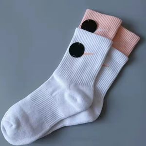Спортивные носки Женщины Мужчины Забавные милые школьницы Хлопковые носки с вышивкой Красочные носки Логотип бренда Дизайнер Ретро Белые короткие носки 17 цветов длины L6