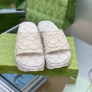Terlik Erkek Kadın Platformu Tasarımcı Sandalet Marka Kama Kauçuk Cut-out Slayt Şeffaf Malzemeler Moda Plaj Ayakkabıları