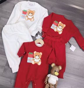 Noel Babies Toddlers Moda Kırmızı Taşıyıcılar Takip Tasarımcı Baskı Mektubu Romper Sevimli Bebek Sonbahar Çocuk Tulumları Çocuk Kız Erkek Boys Tırmanma Set Giysileri