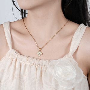 Collana con 26 lettere di erba a quattro foglie, orecchini da donna in stile chic con pendente a conchiglia in acciaio inossidabile