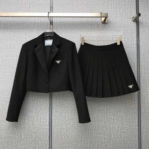 Moda kadın takım elbise kısa etek seti tasarımcı takım elbise lüks hırka ceket marka pileli etekler iki parçalı iş kıyafeti