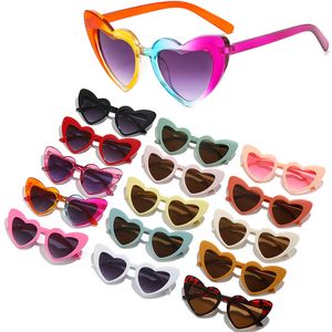 New Ins Kids Eyewear Glasses Fashion Heart Shaped Adumbral Cute Designer Frame Eyewear Baby Girls Sonnenbrille Beach Sun Glasses