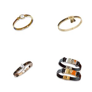 12 Art-Luxusdesigner-Monogramm-Armband-Marken-Buchstabe-Anhänger 18K Gold überzog Rose Gold beschichtete Mode-Design-beliebten geprägten Stempel