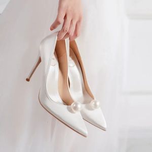 Elbise ayakkabıları yaz zarif bayanlar gelin düğün parti ayakkabıları inci saten pompalar moda çok yönlü düğün yüksek topuklular düz renk 231108