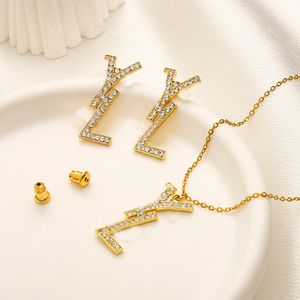 Lüks marka tasarımcılar mektuplar y saplama küpe kolyeler kolyeler zincir altın gümüş kaplama paslanmaz çelik ünlü kadınlar kakma kristal rhinestone cupringjewerlry