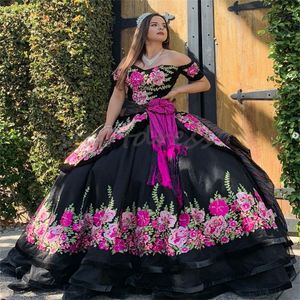 Meksikalı siyah quinceanera elbiseler charro ile charro ile charro, tatlı 16 elbise lüks zarif vestidos de novia 2024 katmanlı vestido de 15 anos kanat