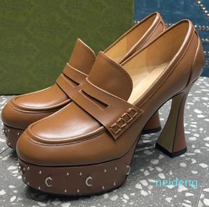 Дизайнерская обувь серебристого цвета с пряжкой и заклепками. Украшенные туфли на платформе. Высокое качество. Туфли из натуральной кожи. Женские модельные туфли на высоком каблуке 14 см с коробкой.