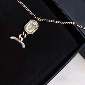 Модное женское расширенное золотое ожерелье с квадратным большим бриллиантом, гладкое матовое шасси, кулон, женский дизайн, ювелирные изделия, медное ожерелье с подвеской