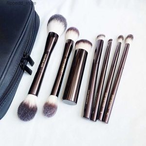 Pincéis de maquiagem Ampulheta Conjunto de pincéis de maquiagem VEGAN Travel Set com uma bolsa Soft Cabelo sintético Metal Handle Deluxe Cosmetics Brush Kit Q231110