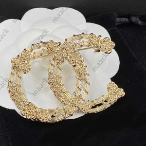 yapay elmas süsleme moda asil broş lüks broş tasarımcı takı yüksek kaliteli bayanlar aynı stil M230410 ile C18k altın kaplama lotus broş