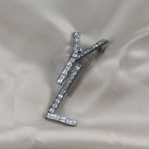 Kalın büyük şekil Rhinestone Kadın Giysileri Broş Erkekler için Broşen Yavaş Çizilmiş Pin Klasik Mektup Gümüş Renk Sparkle Gelin Broşlar Romantik ZB041 I4