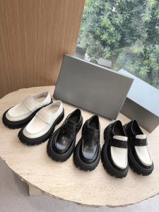 Tasarımcı Ayakkabı Kadınlar Lüks Pürüzsüz Cowhide Lefu Ayakkabı Moda Yüksek Kaliteli Siyah İpek İnek Kenti Büyük Ayak Ayak Parça Ayakkabı Ayakkabı Ayakkabı Ayakkabı Fabrika Ayakkabıları