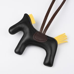 Key Designer Chains Keychains Keychain Luxury Keyring Chain Trendy Pu Leather Rings Cartoon Horse h Pony Pendant Decoration Ladies Bag Charm Accessories 68TR