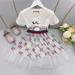 23ss set per bambini bambini abiti firmati set di gonne per ragazze Girocollo T-shirt con stampa logo in puro cotone Splicing del nastro Filato netto Mezze gonne vestito Vestiti per bambini di alta qualità