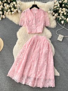 İki parçalı elbise yaz Koreli küçük koku tarzı dantel seti iki parçalı elbise dantel kanca çiçek kısa kollu gömlek üstleri midi etek kadın kıyafetleri 2024