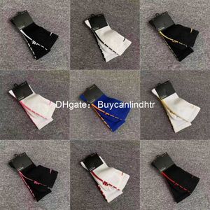 Moda Tasarımcıları Erkek Bayan Çorapları Beş Çift Lüks Spor Kış Siyah ve beyaz gri Örgü Mektup Baskılı Kaplan Kafası Çorap Nakış Pamuklu Kutu DPJB
