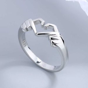 Grup halkaları romantik kalp el kucak moda yüzüğü kadınlar için çift mücevher gümüş renkli punk jest düğün erkekler parmak cesans hediyeler p230411