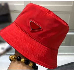 Erkekler ve kadınlar için lüks naylon kova şapkası yüksek kaliteli tasarımcı casquette bayanlar erkek bahar yaz renkli kırmızı deri metal güneş şapkaları yeni balıkçı kapaklar hediyeler hediyeler