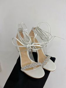 Kadınlar topuk yüksek topuk kristal sandaletler seksi açık ayak parmağı gümüş beyaz rhinestone lüks tasarımcı düğün gelin kadın ayakkabıları ayak bileği strappy parti ayakkabıları