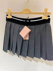 Tasarımcı Kadınlar Kısa Etekler Yaz Kızlar Klasik Pileli Mini Maxi Etekler İnce Siyah A-line etek Küçük Deri Elbise Çoklu Stil Boyutu S-M