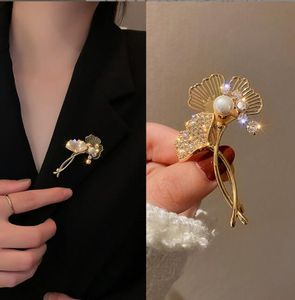 En son inci ginkgo yaprağı broşlar kadın pimleri moda tarzı boncuklu elbise pin aksesuarları mücevher