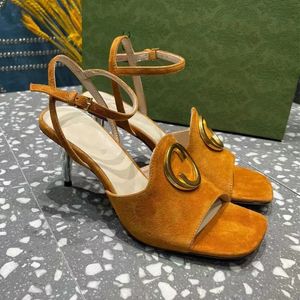 Tasarımcı Yüksek Topuklu Metal Harfler Sandalet Kadınlar Elbise Ayakkabıları Seksi Açık Ayak Terlik Yaz Moda Deri Pompalar Dikişleri 7.5cm 35-41